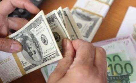 Dollari po i afrohet 100 lekeve: Euro ne nivelin me te ulet qe para pandemise
